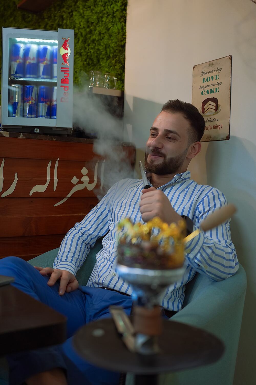 ضيف يدخن الشيشة في أوتار